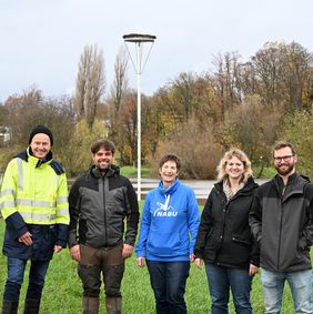 Stellten das Storchennest vor - v.l.: Thomas Oertel (Stadtwerke Duisburg), Julian Oymanns (Haus Bürgel),  Gerda Hucklenbroich (NABU), Johanna Marks und Patrick Bruchhagen (Untere Naturschutzbehörde im Garten, Friedhofs- und Forstamt Düsseldorf). Foto: Wilfried Meyer