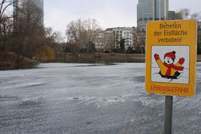 Die Stadt warnt davor, Eis auf zugefrorenen Teichen oder sonstigen Gewässern zu betreten - es besteht Lebensgefahr! Foto: Landeshauptstadt Düsseldorf