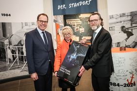 Martin Wloczyk (r.) von Konecranes überreichte OB Dr. Stephan Keller und Dr. Annette Fimpeler, Leiterin des SchifffahrtMuseum, im Namen der Firma ein Kranmodell. Foto: Zanin