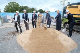 Erster Spatenstich mit Oberbürgermeister Dr. Stephan Keller (3.v.r.), Gründezernent Jochen Kral, IPM-Geschäftsführer Michael Köhler, Feuerwehrdezernent Christian Zaum, Gartenamtsleiterin Doris Törkel, Doreen Kerler, Leiterin Amt für Gebäudemanagement und Feuerwehrchef David von der Lieth (v.l.n.r.). Foto: Michael Gstettenbauer
