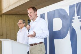 Oberbürgermeister Dr. Stephan Keller und IPM-Geschäftsführer Dr.Ing. Heinrich Labbert haben die Gäste des Richtfestes willkommen geheißen und die Bedeutung des neu entstehenden Gebäudekomplexes erläutert. Foto: Melanie Zanin