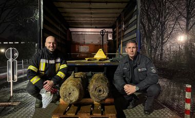 Entschärfer Julian Granzow (r.) vom Kampfmittelbeseitigungsdienst der Bezirksregierung mit seinem Kollegen Adis Kalic und den zwei entschärften Fliegerbomben aus dem Zweiten Weltkrieg. Foto: Feuerwehr Düsseldorf