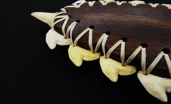 Das Bild zeigt eine aus Haizähnen und Holz gebaute Waffe.