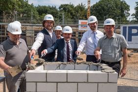 Bei der Grundsteinlegung (v.l.): Bürgermeister Wolfgang Scheffler, Schulleiter Peter Proksch, IPM-Geschäftsführer Dr. Heinrich Labbert, OB Thomas Geisel, Florian Dirszus und Stadtdirektor Burkhard Hintzsche.