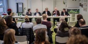 (v. l.): Dr. Antonietta Zeoli, OB Thomas Geisel, Wim Wenders, Moderator Bob van de Ven, der als Schulbauberater die Entwicklung der Schule und die Neubauplanungen von Beginn an begleitet hat, und Stadtdirektor Burkhard Hintzsche.Foto: Heidrich