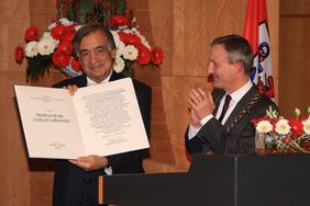 Verleihung des Heine-Preises an Pro. Dr. Leoluca Orlando mit Oberbürgermeister Thomas Geisel (r.) im Plenarsaal des Düsseldorfer Rathauses
