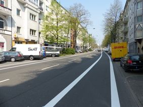 Im Rahmen der Förderung des Radverkehrs wird das städtische Radhauptnetz Schritt für Schritt weiter ausgebaut - hier der neue Radweg auf der Worringer Straße. Foto: Amt für VerkehrsmanagementLandeshauptstadt Düsseldorf, Amt für Verkehrsmanagement
