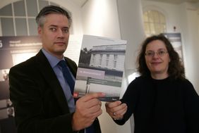 Die beiden Kuratoren und Autoren, Dr. Bastian Fleermann und Hildegard Jakobs, mit dem zehnten Band der beliebten "Kleinen Schriftenreihe"; Fotos: David Young