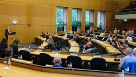 OB Geisel empfing eine Delegation aus Chemnitz und am Begegnungsprojekt teilnehmende Düsseldorfer*innen im Plenarsaal des Düsseldorfer Rathauses. 