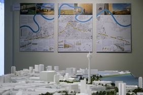Ideenwettbewerb für den Schallschutz des Rhein-Ruhr-Expresses: Blick in die Ausstellung im Rathaus, Foto: Gstettenbauer.