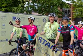 Der Cycling Club Düsseldorf organisierte am 20. Juni einen der längsten Radmarathons Nordrhein-Westfalens mit den Distanzen von 200, 300 und 400 Kilometern. Oberbürgermeister Dr. Stephan Keller eröffnete das Event als Schirmherr und fuhr anschließend rund 20 Kilometer im Fahrerfeld mit. © Landeshauptstadt Düsseldorf/Johannes Pöttgen