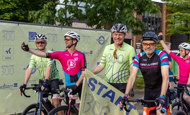 Der Cycling Club Düsseldorf organisierte am 20. Juni einen der längsten Radmarathons Nordrhein-Westfalens mit den Distanzen von 200, 300 und 400 Kilometern. Oberbürgermeister Dr. Stephan Keller eröffnete das Event als Schirmherr und fuhr anschließend rund 20 Kilometer im Fahrerfeld mit. © Landeshauptstadt Düsseldorf/Johannes Pöttgen