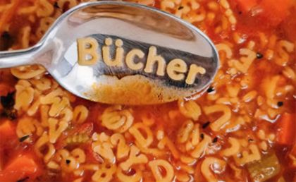 Foto eines Esslöffels in einer Buchstabensuppe