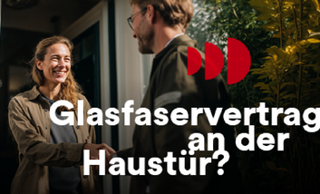 Auf dem Bild befinden sich eine Frau und ein Mann vor einer Haustür. Sie schütteln sich die Hände. Auf dem Bild steht der Schriftzug "Glasfaservertrag an der Haustür?"