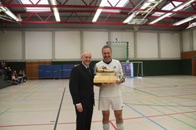 Der Pokal wird überreicht