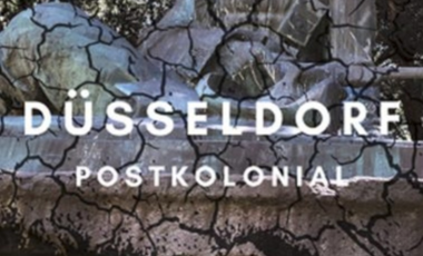 Foto mit Denkmal und dem Schriftzug: Düsseldorf Postkolonial
