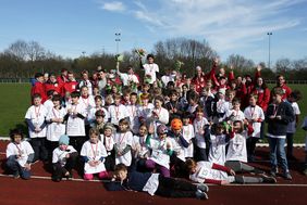 Gruppenfoto mit den teilnehmenden Kindern und den Betreuerinnen und Betreuern nach der Siegerehrung.