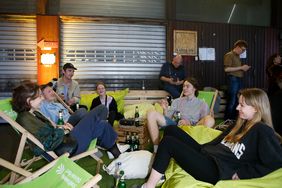 Chillen - also entspannen - und netzwerken bei der Abschlussparty der 2. Düsseldorfer Startup-Woche. (Foto: Cindy Voss)