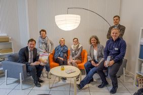 Zur Eröpffnung stellten sich Stadtdirektor Burkhard Hintzsche (links) und Gesundheitsamtsleiter Dr. Klaus Göbels (rechts) mit dem Team des Atriums dem Fotografen Foto Schaffmeister