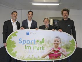 Zogen Bilanz und gaben einen Ausblick auf die kommende Sommersaison von Sport im Park (v.l.): Knut Diehlmann, Sportamt, Lars Gisler, AOK Rheinland/Hamburg, Bürgermeister Wolfgang Scheffler und Daniel Reitemeyer, Original Bootcamp. Foto: Meyer