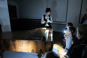 Im Stadtmuseum waren elegante Herren aus dem 19. Jahrhundert unterwegs, die die Gäste auf ungewöhnliche Führungen in Form von Taschenlampenzeitreisen mitnahmen; Foto: Michael Gstettenbauer