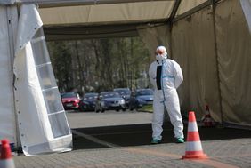 Schutzkleidung ist bei den Mitarbeitenden, die Abstriche nehmen, obligatorisch. Foto: Ingo Lammert