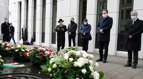 Kranzniederlegung zum Gedenken an die Pogromnacht mit (v.r.) Dr. Oded Horowitz, OB Dr. Stephan Keller, Rabbiner Benzion Kaplan, Alon Dorn, Vorstandsmitglied Jüdische Gemeinde Düsseldorf, und Oberrabbiner Raphael Evers