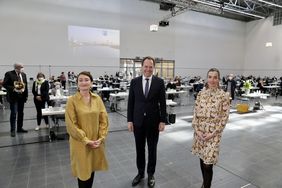 OB Dr. Stephan Keller mit den neue gewählten Beigeordneten der Landeshauptstadt: Britta Zur (r.) wird Beigeordnete für Sport und Bürgerservices, Miriam Koch wird Beigeordnete für Kultur und Integration; Fotos: Lammert