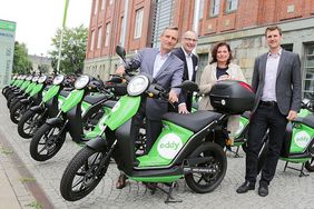 Oberbürgermeister Thomas Geisel, Stadtwerke-Vorstand Hans-Günther Meier, Umweltdezernentin Helga Stulgies und Hauke Feldvoss, Co-Founder von "emmy" (v. l.) vor der neuen "eddy"-Rollerflotte © Landeshauptstadt Düsseldorf/Ingo Lammert 