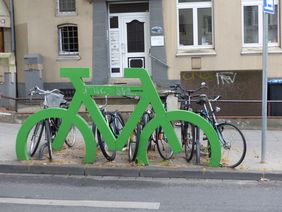 Abbildung einer FAhrradabstellanlage mit einem grünen Fahrradsymbol