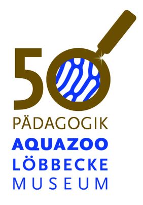 Das Jubiläumsloge der Abteilung Naturbildung: Über dem Schriftzug "Aquazoo Löbbecke Museum" befindet sich eine 50. Die 0 ist als rundes Glas einer Lupe dargestellt, hinter dem die Korallenstruktur der Aquazoo-Bildmarke zu erkennen ist. 