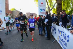Oberbürgermeister Thomas Geisel (mit Startnummer 2017) nach dem Start des Metro Marathon Düsseldorf 2017