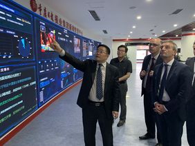 Bei seiner China-Reise besuchte Oberbürgermeister Thomas Geisel (rechts) auch Kolbenhersteller und Rheinmetall-Tochter Kolbenschmidt. Foto: Stadt Düsseldorf