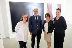 Stellten das diesjährige Programm der Kunstpunkte vor: (v. l.) Karin Rauers, Koordination Kunstpunkte, Kulturdezernent Hans-Georg Lohe, Kulturamtsleiterin Marianne Schirge, und Diana Seidel, Mitarbeit Kunstpunkte; Foto: Michael Gstettenbauer