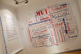 Blick in die derzeitige Sonderausstellung im Heinrich-Heine-Institut; Foto: LH Düsseldorf