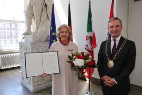 Oberbürgermeister Thomas Geisel hat am Freitag, 26. Juni, im Rahmen eines Empfangs Gisa Berghof-Tilmann das Verdienstkreuz am Bande des Verdienstordens der Bundesrepublik Deutschland überreicht. Foto: Ingo Lammert