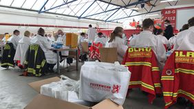 Viele ehrenamtlich Helfer unterstützen an der Posener Straße beim Packen der Hygiene-Kits.