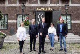 (V. l.) Provenienzforscherin Jasmin Hartmann, Kulturdezernent Hans-Georg Lohe, Oberbürgermeister Dr. Stephan Keller, Sigrid Kleinbongartz, stellvertretende Leiterin des Stadtmuseums und Kurator Dr. Dieter Vorsteher; Foto: Lars Heidrich