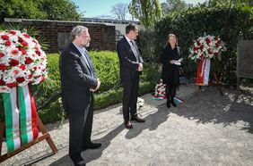 (V. l.) Polizeipräsident Norbert Wesseler und Oberbürgermeister Dr. Stephan Keller legten Kränze nieder. An dem Gedenken nahm ebenfalls Claudia Siebner, die Enkelin von Aloys Odenthal, teil