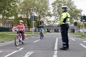 Fahrradtraining für Schüler - hier der  St. Franziskus-Schule - gehört zu den Angeboten an der neuen Jugendverkehrsschule. Foto: Ingo Lammert