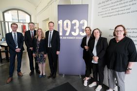 Im Beisein von OB Dr. Keller (M.) und Stephanie Peifer (3.v.l.), stellvertretende Vorsitzende des DGB in Düsseldorf, wurde die Ausstellung "1933 – ein Jahr verändert Düsseldorf" am Dienstag, 30.Mai, vorgestellt. Fotos: Gstettenbauer