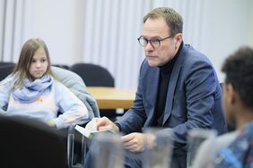 Im Rahmen des "Düsseldorfer Lesefestes 2023" hat Oberbürgermeister Dr. Stephan Keller am Mittwoch, 15. November, rund 20 Kindern der vierten Klasse der Katholischen Grundschule Fuldaer Straße Schule im Rathaus vorgelesen. Fotos: Gstettenbauer