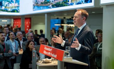 Oberbürgermeister Dr. Stephan Keller bei seiner Präsentation am Messestand der Landeshauptstadt Düsseldorf auf der Expo Real 2026 in München. Foto: LHD/Robert Gongoll