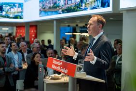 Oberbürgermeister Dr. Stephan Keller bei seiner Präsentation am Messestand der Landeshauptstadt Düsseldorf auf der Expo Real 2026 in München. Foto: LHD/Robert Gongoll