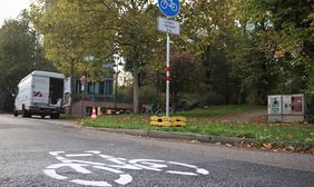 Die Markierungen für die neue Fahrradspur auf der Fischerstraße wurden am Montag, 14. Oktober, angebracht © Landeshauptstadt Düsseldorf/David Young 