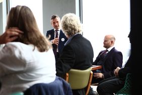 Oberbürgermeister Thomas Geisel bei dem Treffen mit der Wirtschaftsförderung Reading (Community Interest Company/CIC)