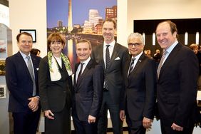 Gruppenfoto auf der ITB Berlin mit den Stadtspitzen und Tourismus-Experten der Region.