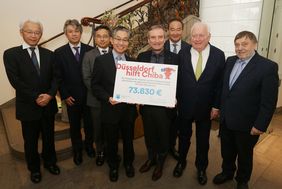 Scheckübergabe für Chiba im Rathaus: (v.l.) Hiroyuki Mori, Masaru Abe, Toru Yamaguchi, Shinsuke Toda, Thomas Geisel, Issei Murata, Friedrich G. Conzen und Wolfgang Scheffler, Foto: David Young.