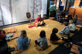 Auch im Hetjens fand eine Lesung mitten in der Sonderausstellung "Märchenhaftes Meissen" statt; Foto: Michael Gstettenbauer