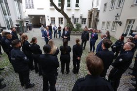 Im Gespräch mit den neuen OSD-Mitarbeitenden: Oberbürgermeister Dr. Stephan Keller, Beigeordnete Christian Zaum und Dr. Michael Rauterkus sowie Ordnungsamtsleiter Michael Zimmermann und der Leiter Außendienste im Ordnungsamt Holger Körber. Foto: David Young